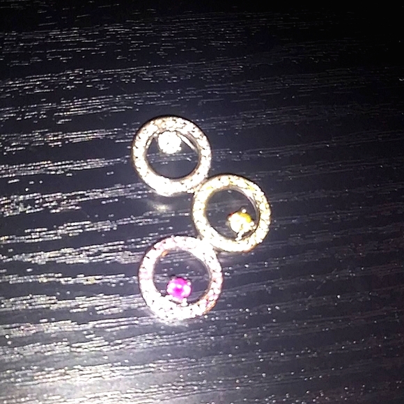 Silver charm 3 stone circle NWOT - Picture 1 of 2